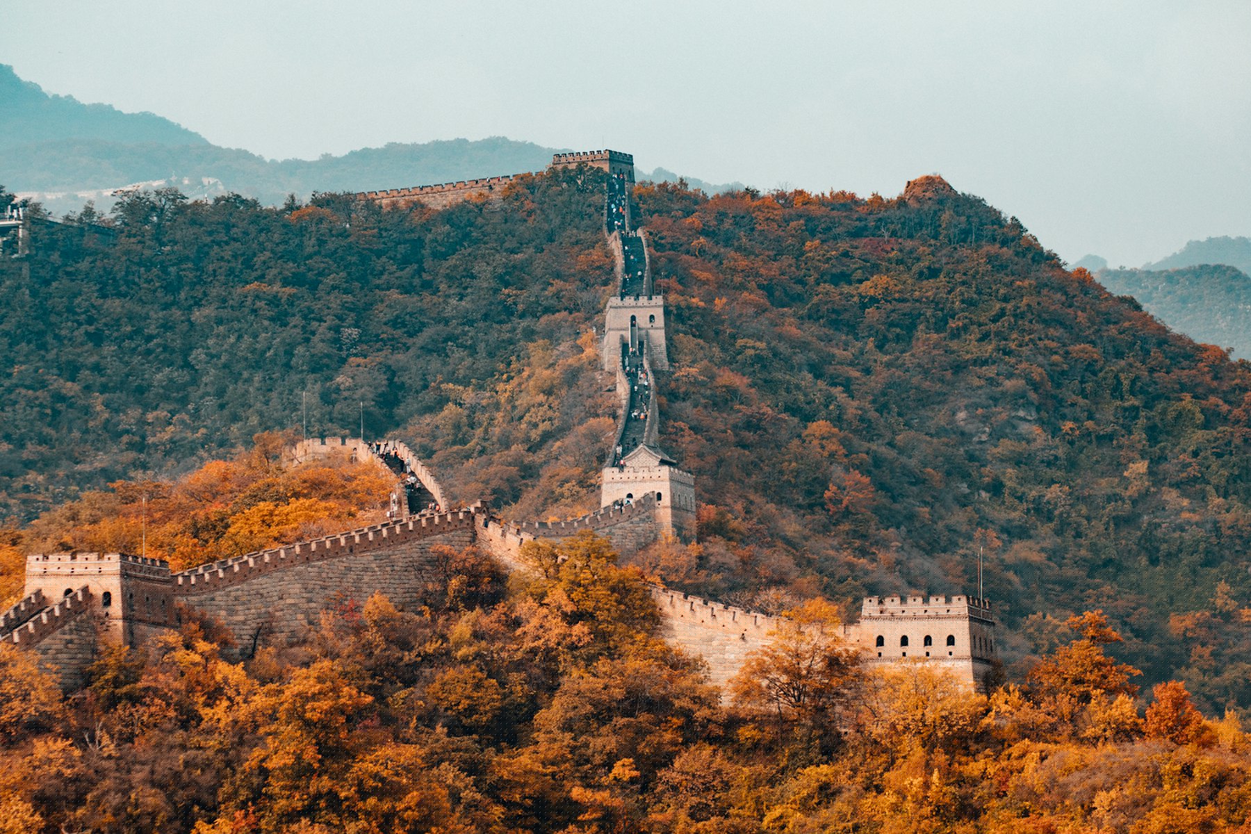 La Gran Muralla China serpenteando entre montañas al amanecer