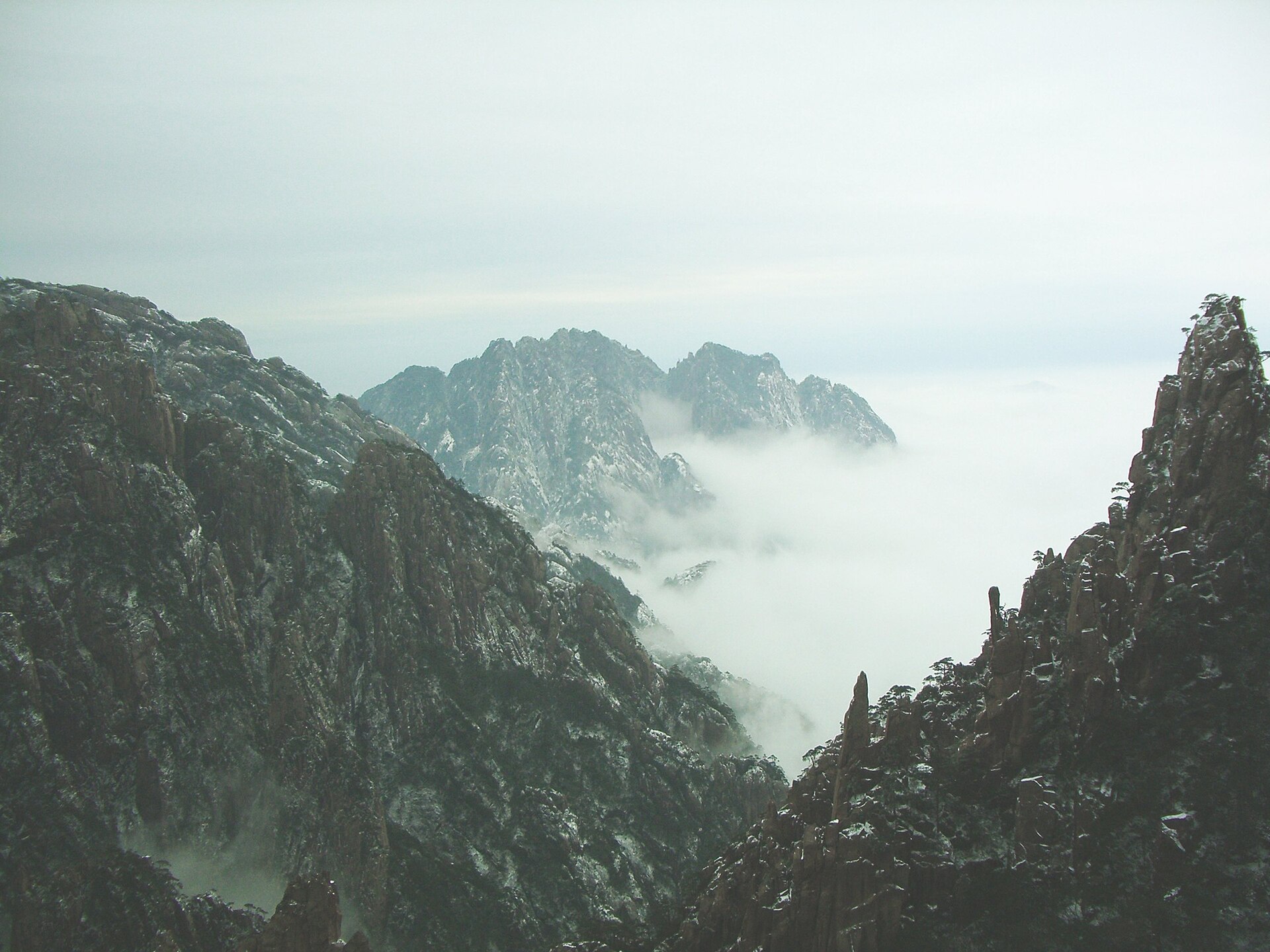 Mar de nubes entre montañas