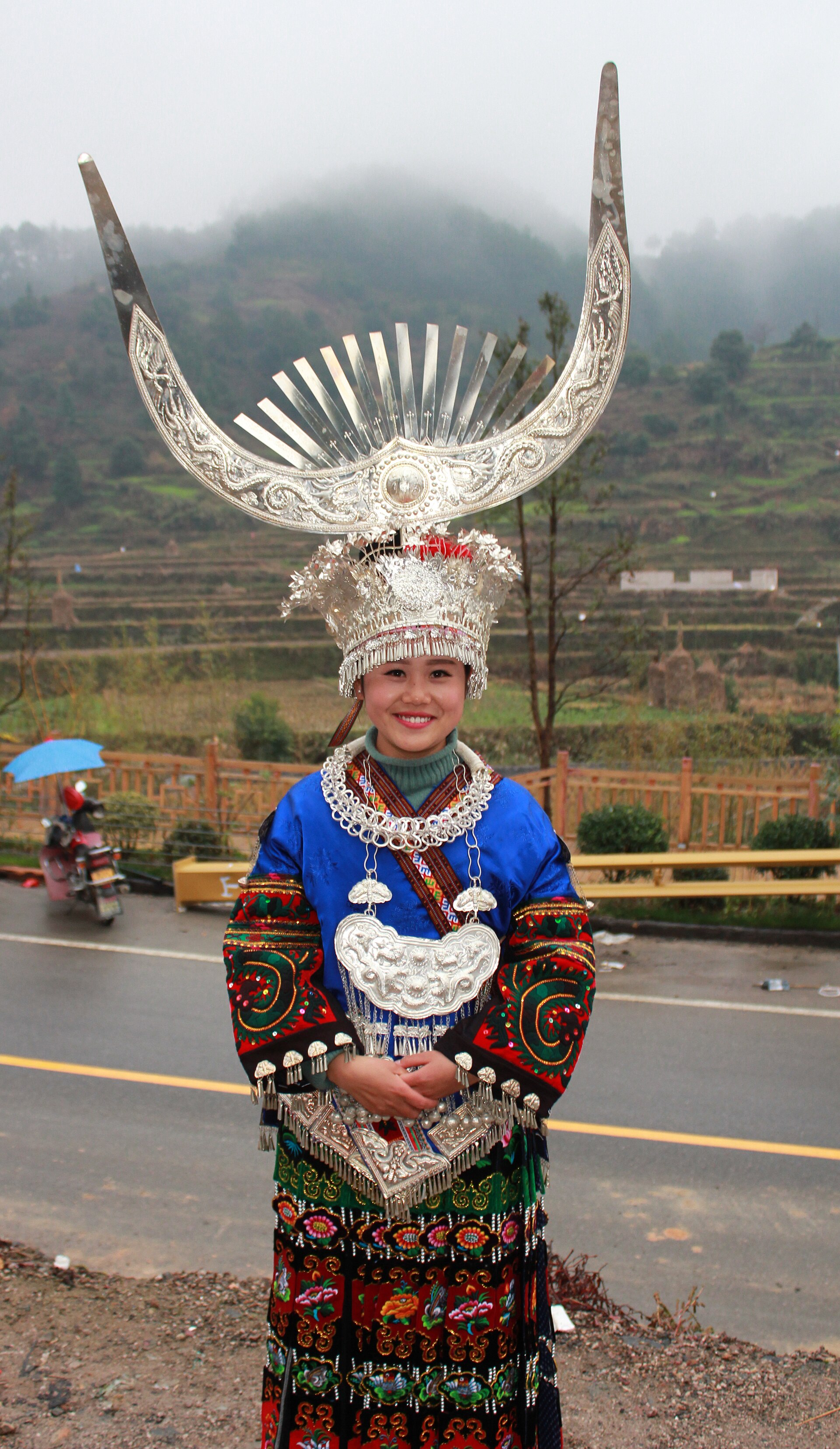 Mujer miao con traje tradicional de fiesta, Guizhou