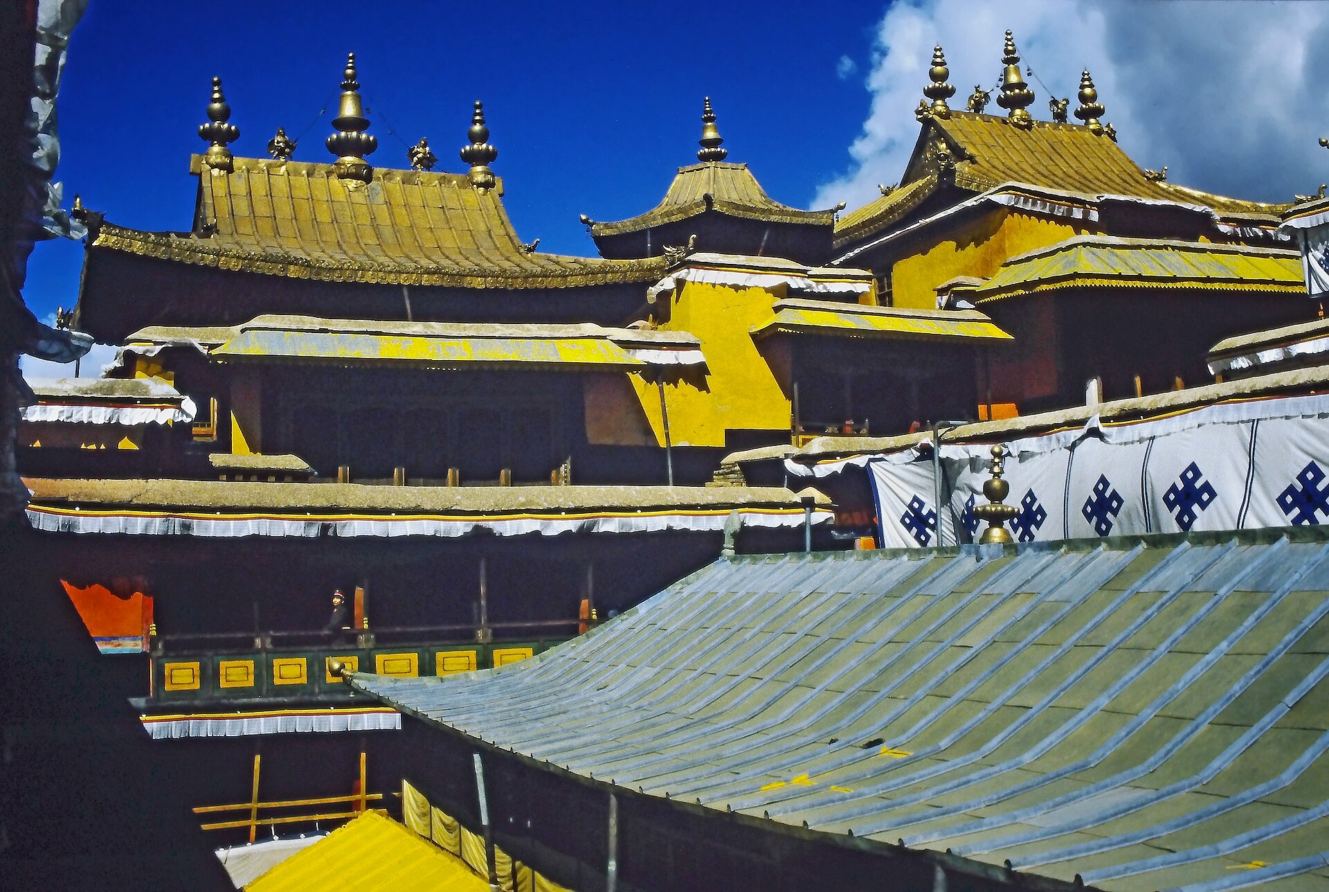 Tejados dorados de un monasterio tibetano en Lhasa